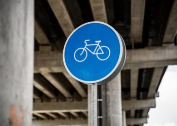 مسارات الدراجات في ظلال الاستدامة